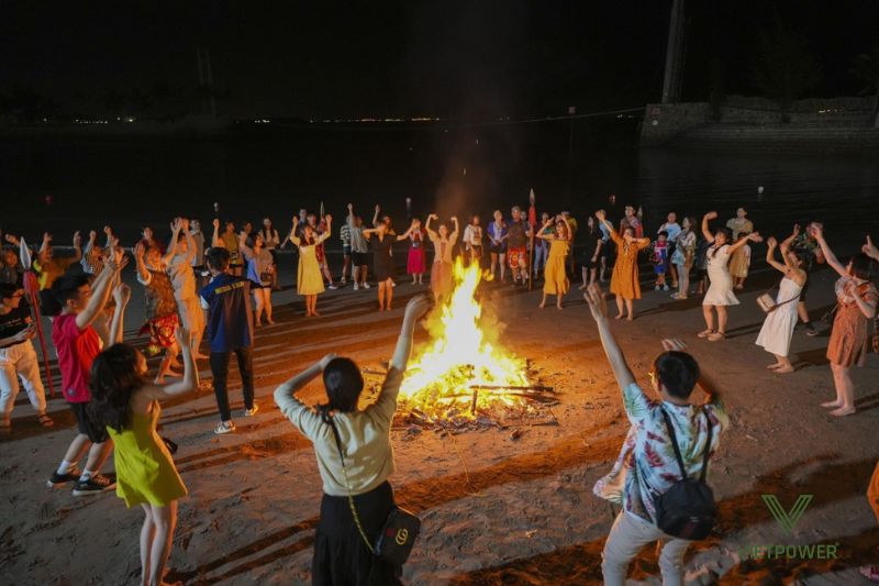 Mưa phùn – mưa rào là trò chơi mô phỏng thời tiết, giúp cả nhóm thư giãn, tập trung và phối hợp nhịp nhàng