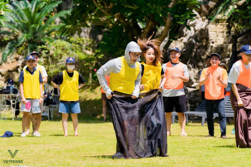 Trò chơi nhảy bao bố rèn luyện sức bền, sự nhanh nhẹn và phối hợp đồng đội Trò chơi nhảy bao bố rèn luyện sức bền, sự nhanh nhẹn và phối hợp đồng đội