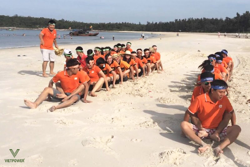 Đua thuyền trên cạn giúp nhóm rèn luyện nhịp nhàng và tinh thần đồng đội Đua thuyền trên cạn giúp nhóm rèn luyện nhịp nhàng và tinh thần đồng đội