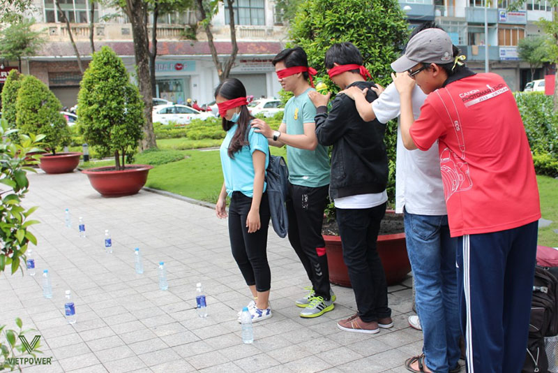 Bịt mắt vượt chướng ngại vật là trò giúp rèn luyện khả năng quan sát và phối hợp nhóm Bịt mắt vượt chướng ngại vật là trò giúp rèn luyện khả năng quan sát và phối hợp nhóm