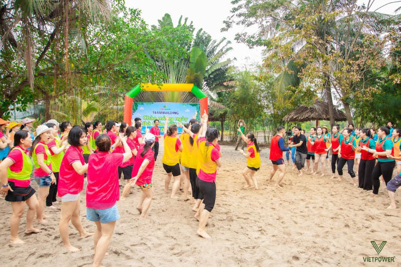 Trò chơi nhảy theo nhịp giúp rèn luyện nhịp nhàng, sự tập trung và phối hợp nhóm Trò chơi nhảy theo nhịp giúp rèn luyện nhịp nhàng, sự tập trung và phối hợp nhóm