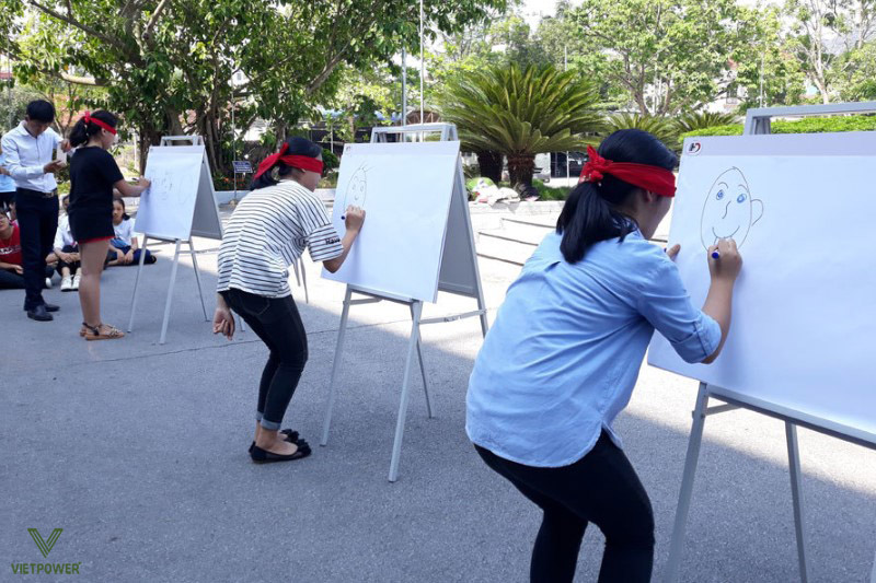 Bịt mắt vẽ tranh giúp nhóm phát huy sự sáng tạo, phối hợp và kỹ năng giao tiếp Bịt mắt vẽ tranh giúp nhóm phát huy sự sáng tạo, phối hợp và kỹ năng giao tiếp