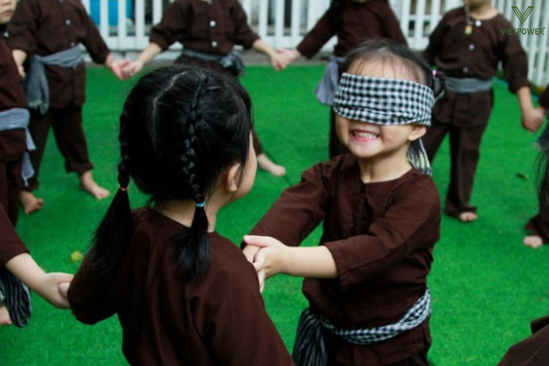 Bịt mắt bắt dê là một trò chơi tập thể thú vị, giúp rèn luyện phản xạ Bịt mắt bắt dê là một trò chơi tập thể thú vị, giúp rèn luyện phản xạ