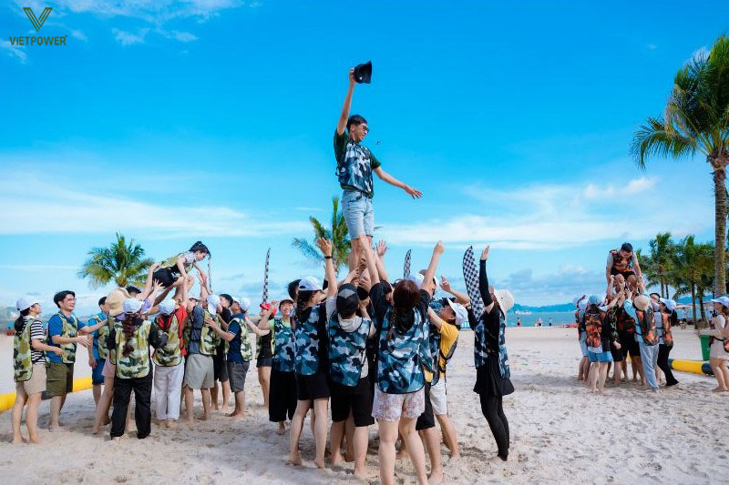 Trò chơi tập thể là những hoạt động có sự tham gia của nhiều người phối hợp với nhau Trò chơi tập thể là những hoạt động có sự tham gia của nhiều người phối hợp với nhau