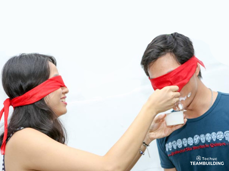 Trò chơi Bịt mắt ăn sữa chua