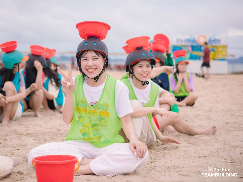 Trò chơi Truyền nước qua đầu