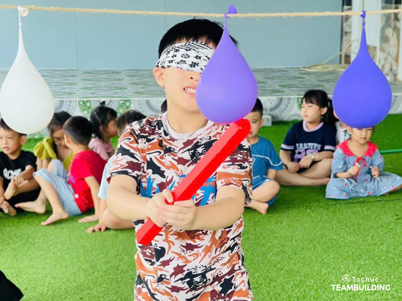 Trò chơi Bịt mắt đập bóng nước