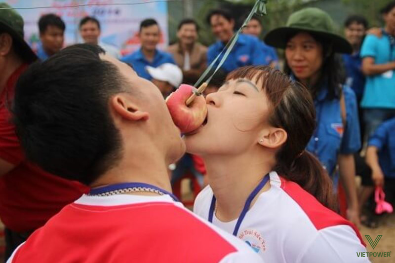 Trò chơi “Cặp đôi ăn táo” tạo nên vô số tình huống khó đỡ