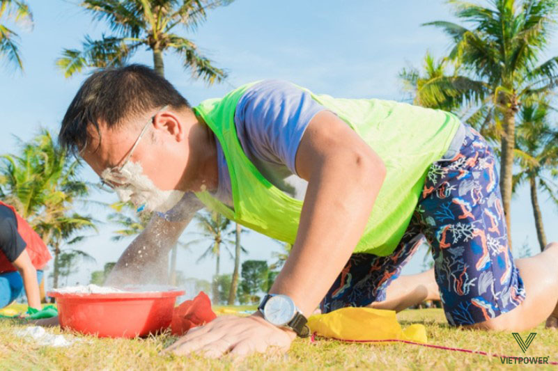 Trò chơi “Thổi bột tìm kẹo” chắc chắn sẽ tạo ra những tràng cười không ngớt