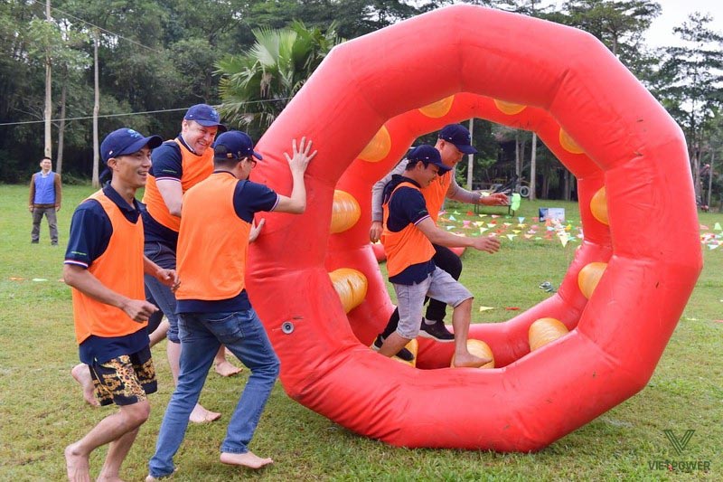 Trò chơi “Lăn bánh xe” đòi hỏi sự khéo léo và teamwork