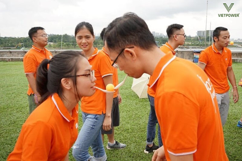Trò chơi “Ngậm muỗng chuyền bóng” đòi hỏi sự khéo léo và tập trung cao độ