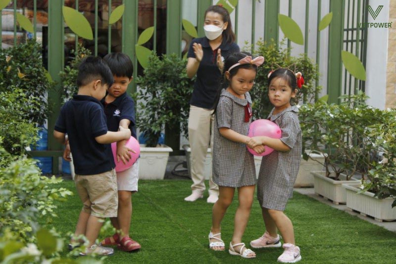 Trò chơi “Kẹp bóng bằng bụng” đã tạo nên hàng loạt tình huống hài hước
