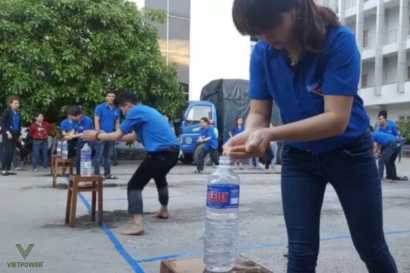 Trò chơi team building bựa “Đổ nước vào chai” cực kỳ khó nhịn cười
