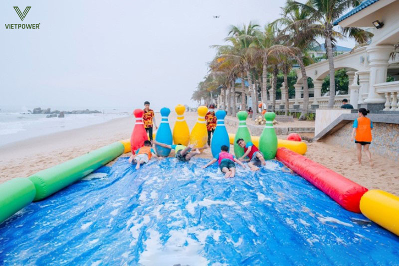 Trò chơi team building bựa là những hoạt động vui nhộn, thậm chí có phần “khó đỡ”