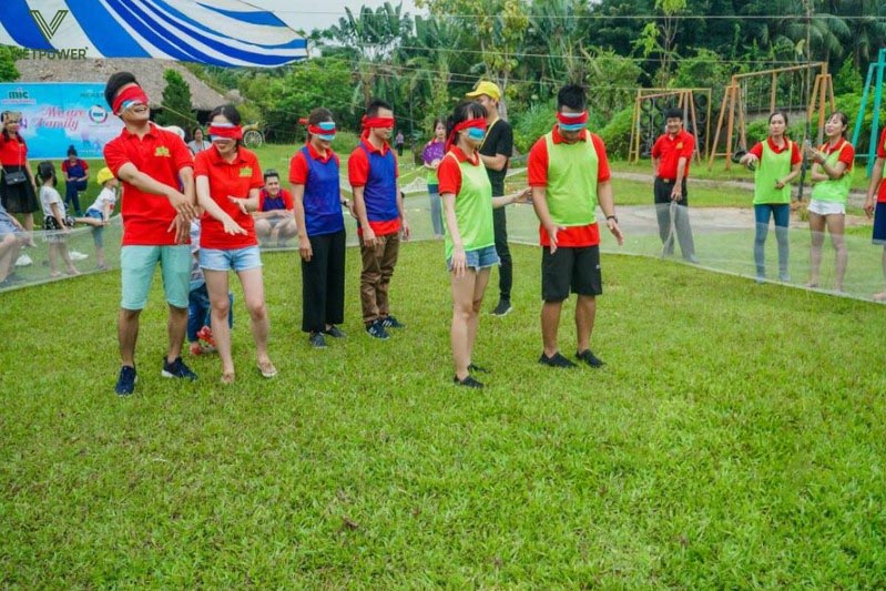 Trò chơi “Bịt mắt bắt dê” là hoạt động siêu hài hước