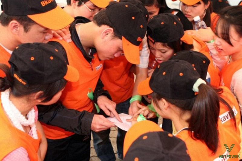 Một trò chơi team building giải mã thiên về tư duy logic là trò “Mã số bí ẩn”