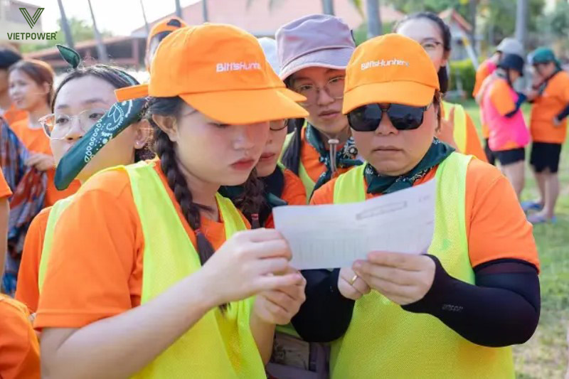 Trò chơi team building giải mật mã là hoạt động tập thể mang tính thử thách trí tuệ