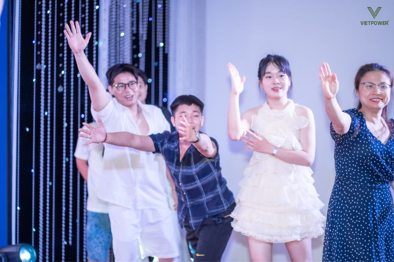 Học sinh giơ tay đoán thầy/cô 