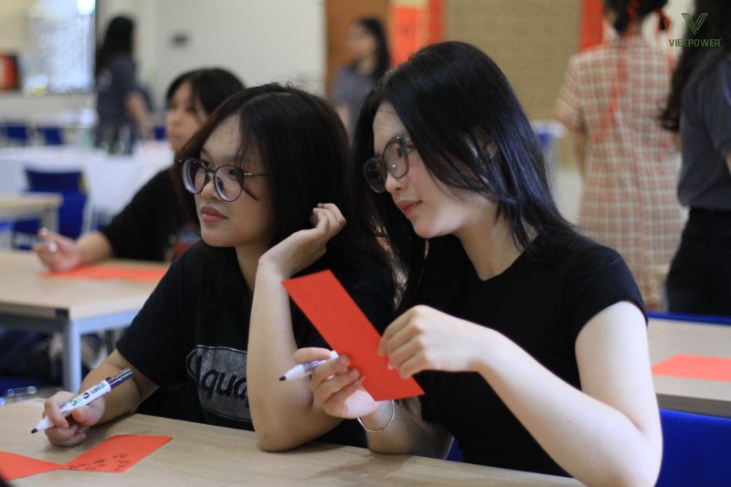 Mỗi nhóm sẽ nhận thẻ bingo để đánh dấu ô đúng