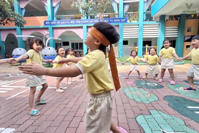 Bịt mắt bắt dê tạo những tình huống hài hước, thu hút cả lớp