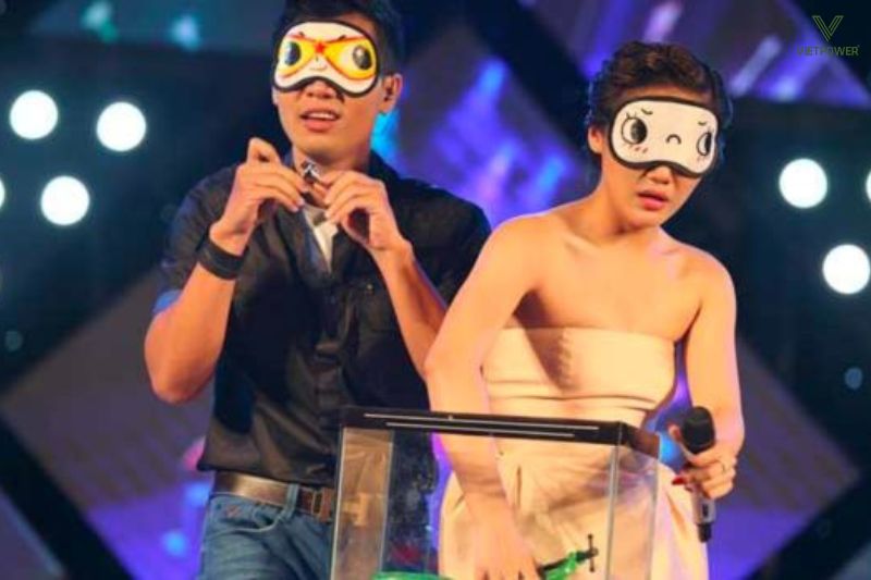 Người chơi bị bịt mắt phải đoán chính xác vật trong hộp