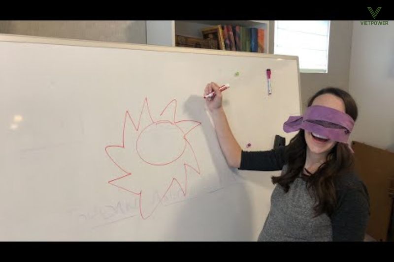 Bịt mắt vẽ tranh tạo ra những tình huống hài hước, vui nhộn