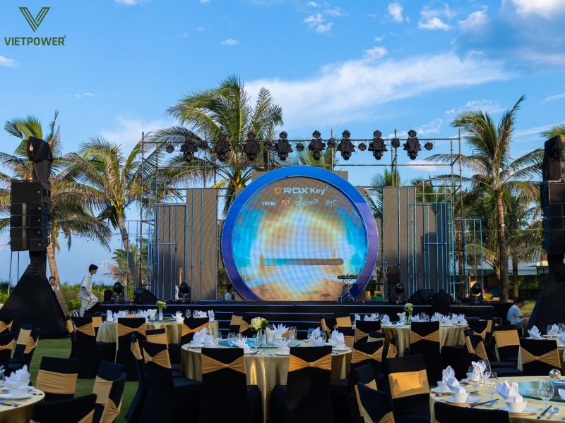 Việc cân nhắc chi phí và ngân sách là yếu tố quan trọng để lựa chọn địa điểm gala dinner