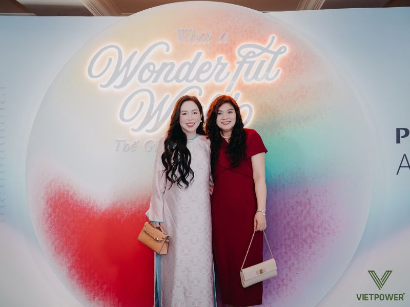 Trang phục gala dinner cho Nữ cân nhắc đầm dạ hội, jumpsuit cùng màu sắc và phụ kiện tinh tế