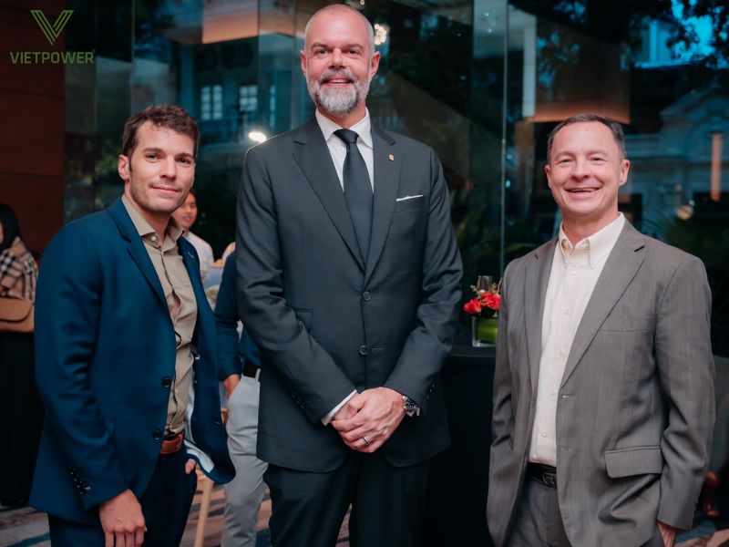 Nam giới cần lựa chọn suit phù hợp với không khí trang trọng của buổi tiệc