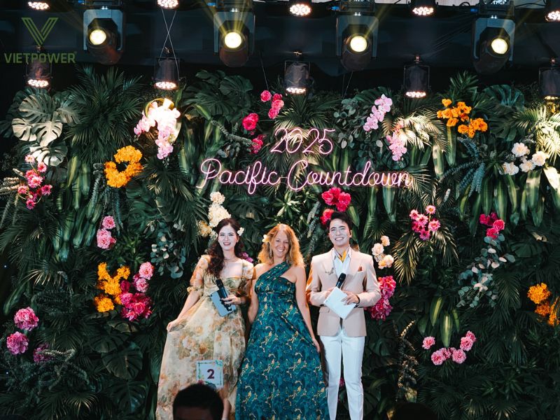 Lựa chọn màu sắc đặc trưng và phụ kiện phù hợp sẽ giúp bạn hòa hợp không khí lễ hội