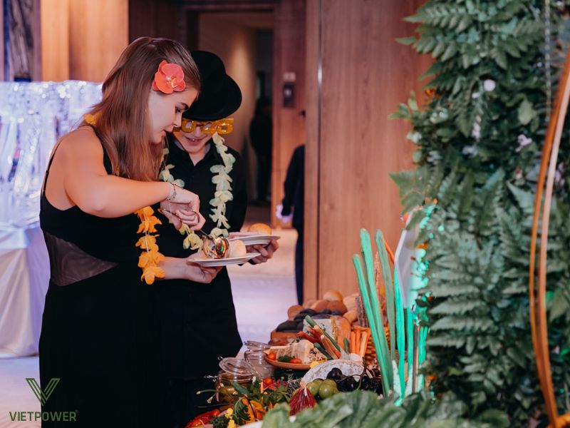 Tiệc theo chủ đề lễ hội rang phục nên nổi bật, rực rỡ nhưng vẫn tinh tế