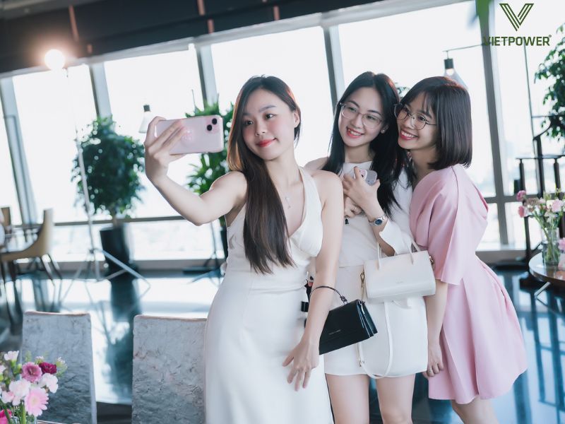 Váy hoặc bộ trang phục theo màu chủ đạo sẽ khiến không gian trở nên sang trong hơn