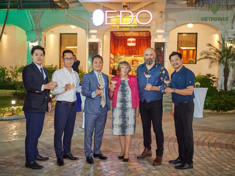 Suit hoặc áo sơ mi kết hợp phụ kiện sao cho phù hợp với tiệc theo chủ đề màu sắc