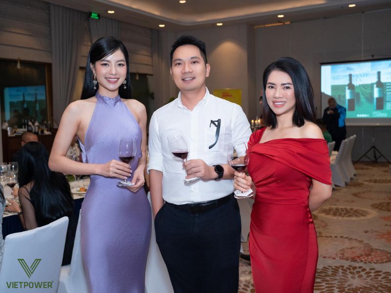 Váy lụa nhẹ nhàng, giày bệt hoặc sandals sang trọng