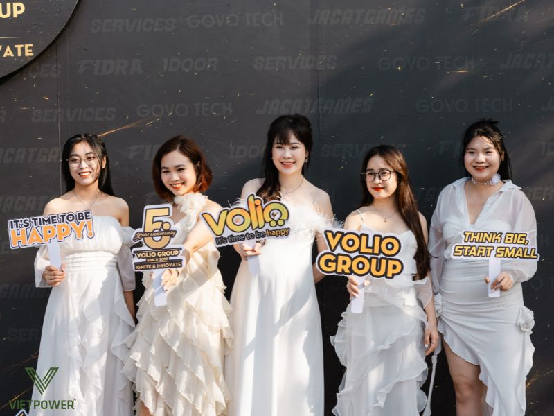 Gala dinner trên bãi biển, việc lựa chọn trang phục cần kết hợp giữa sự thoải mái, thoáng mát