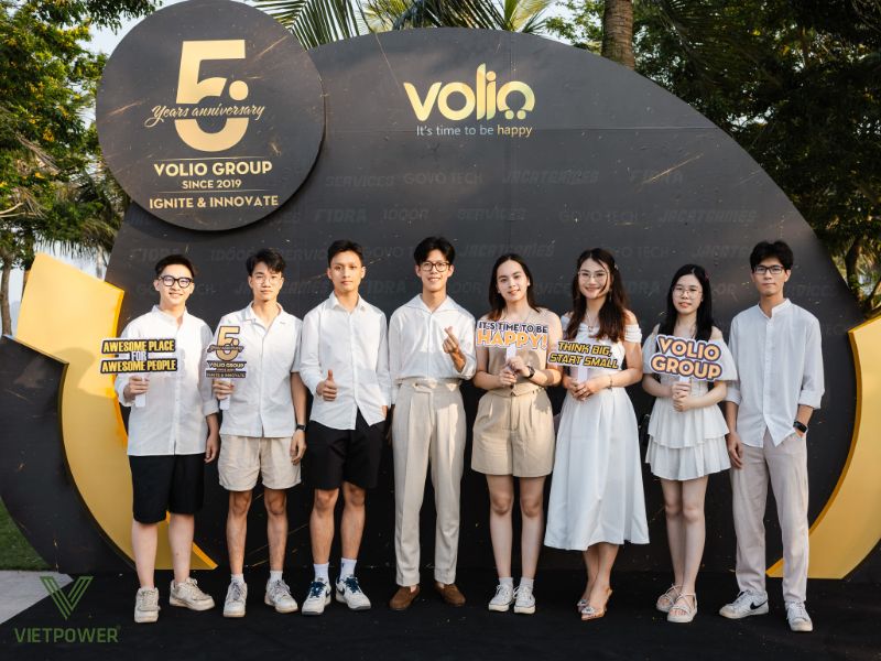 Nam phối áo sơ mi linen hoặc cotton thoáng mát, quần chinos hoặc quần tây sáng màu