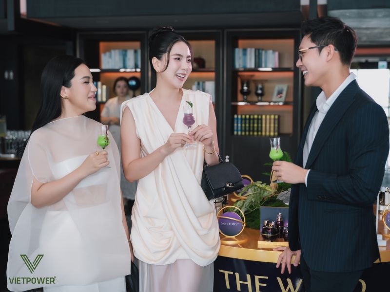 Để tỏa sáng trong một buổi gala dinner, bạn nên lựa chọn trang phục phù hợp với dress code