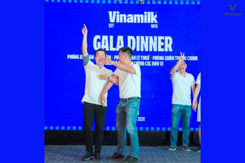 Thành viên diễn tả hành động để đồng đội đoán cụm từ