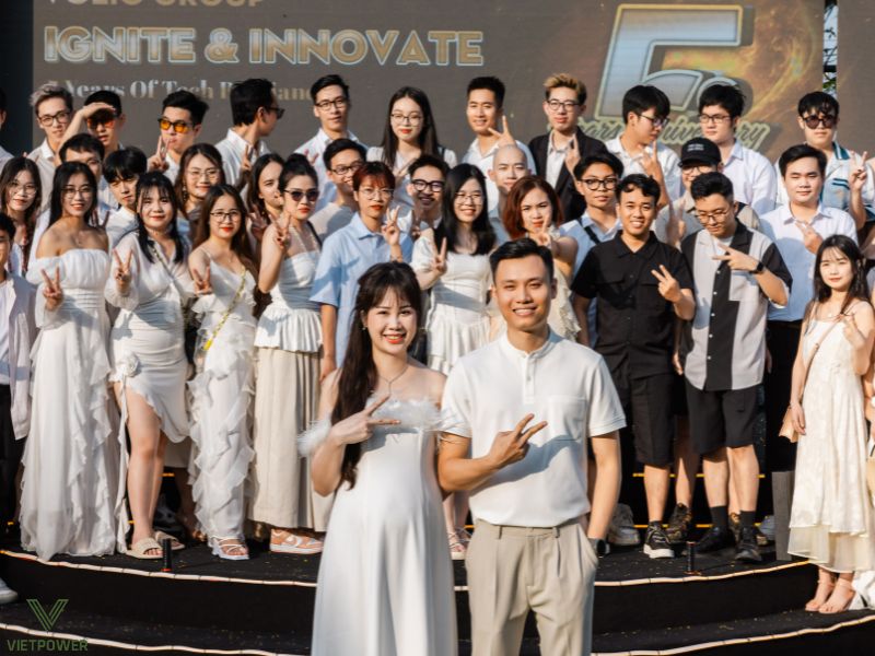 một bữa tiệc toàn sắc trắng mang đến cảm giác vừa thanh lịch vừa cuốn hút