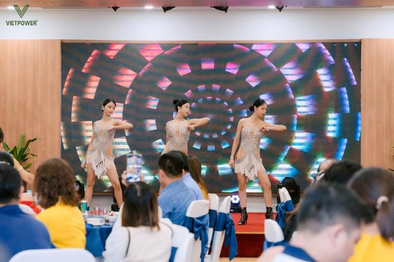 Các màn múa, hát, trình diễn ánh sáng hay múa lửa được dàn dựng công phu Các màn múa, hát, trình diễn ánh sáng hay múa lửa được dàn dựng công phu