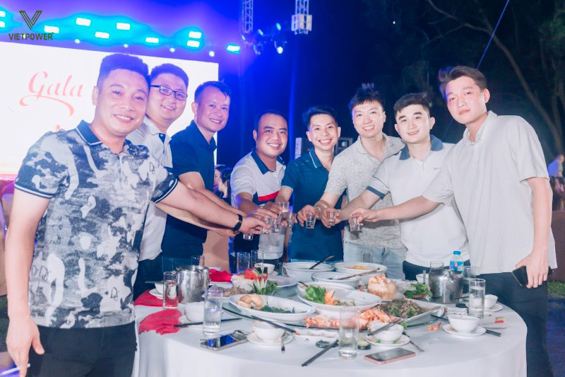 Thực đơn thường được lựa chọn kỹ, gồm nhiều món từ khai vị đến tráng miệng Thực đơn thường được lựa chọn kỹ, gồm nhiều món từ khai vị đến tráng miệng