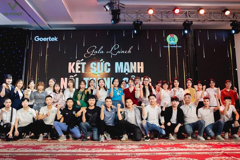 Mọi người cùng chụp ảnh tập thể trước backdrop hoặc trên sân khấu Mọi người cùng chụp ảnh tập thể trước backdrop hoặc trên sân khấu