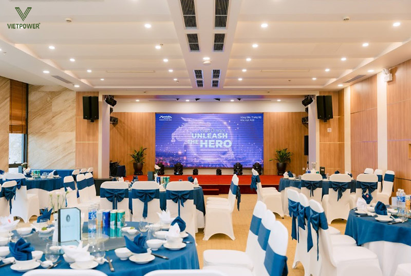 Thiết kế backdrop đồng bộ với chủ đề, sân khấu có độ cao hợp lý Thiết kế backdrop đồng bộ với chủ đề, sân khấu có độ cao hợp lý