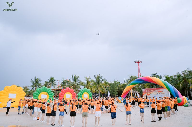 Gala Dinner team building kết hợp các hoạt động vui chơi ban ngày và tiệc Gala buổi tối Gala Dinner team building kết hợp các hoạt động vui chơi ban ngày và tiệc Gala buổi tối