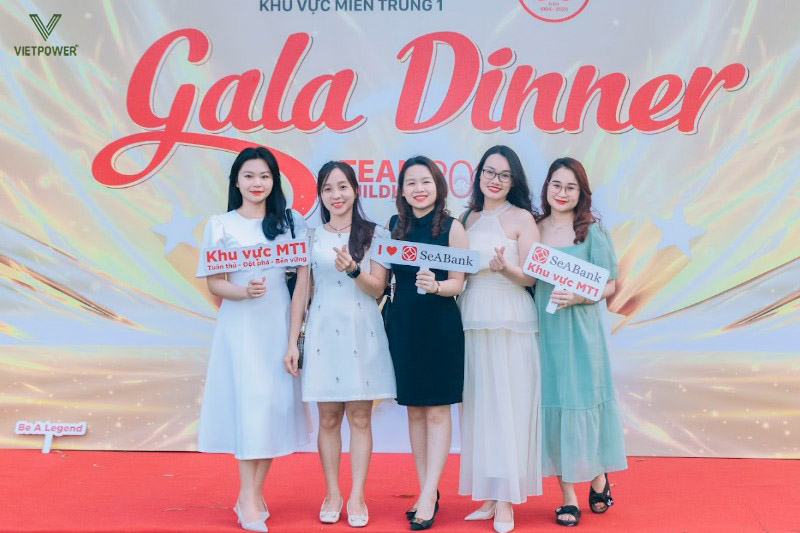 Gala Dinner là tiệc tối sang trọng, thường được tổ chức với quy mô lớn và trang trọng Gala Dinner là tiệc tối sang trọng, thường được tổ chức với quy mô lớn và trang trọng