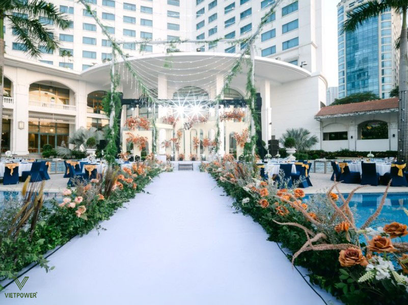 Daewoo sở hữu không gian bể bơi và sân vườn rộng lớn, tạo nên một đêm tiệc thoáng mát Daewoo sở hữu không gian bể bơi và sân vườn rộng lớn, tạo nên một đêm tiệc thoáng mát