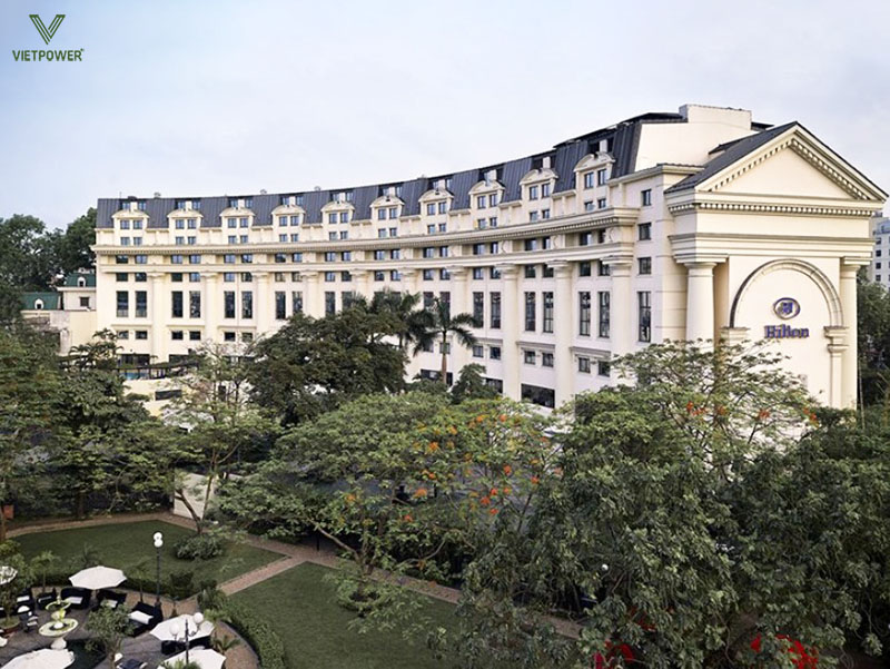 Khách sạn Hilton có khu vực ngoài trời tạo nên một không gian tiệc sang trọng Khách sạn Hilton có khu vực ngoài trời tạo nên một không gian tiệc sang trọng