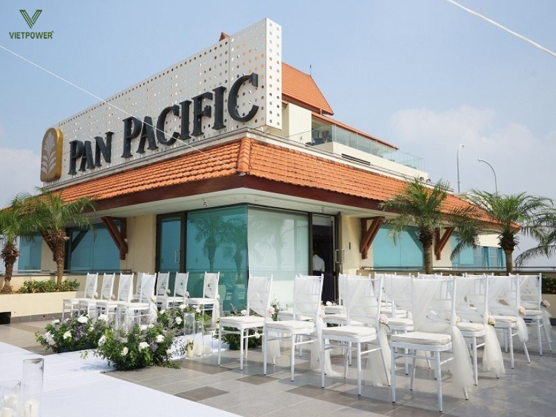 Pan Pacific có khu vực sân thượng và hồ bơi ngoài trời nhìn ra Hồ Tây và Hồ Trúc Bạch Pan Pacific có khu vực sân thượng và hồ bơi ngoài trời nhìn ra Hồ Tây và Hồ Trúc Bạch