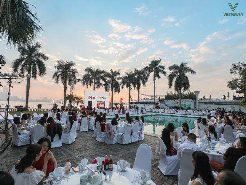 Khách sạn Thắng Lợi có khu vực sân vườn và khuôn viên rộng rãi, với tầm nhìn hồ đẹp Khách sạn Thắng Lợi có khu vực sân vườn và khuôn viên rộng rãi, với tầm nhìn hồ đẹp