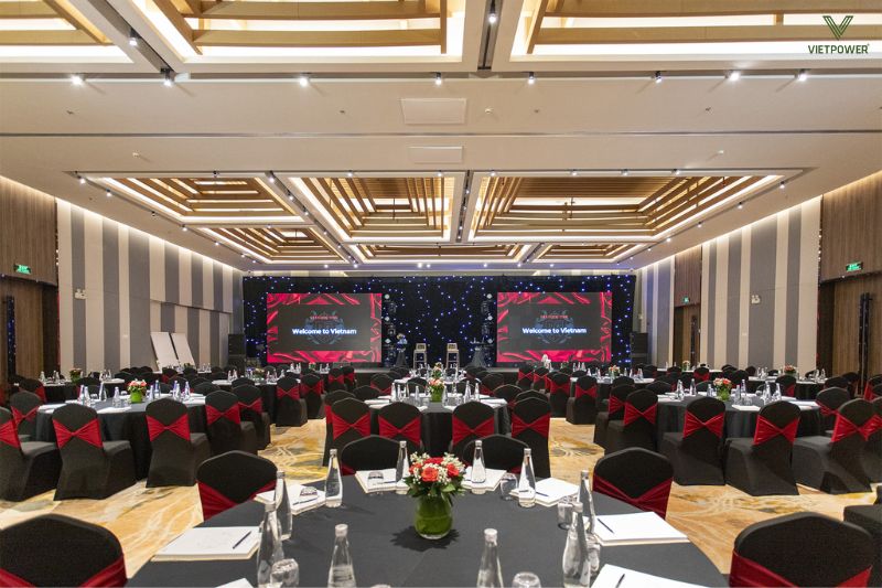 Gala Dinner sang động có tông đỏ - đen làm chủ đạo